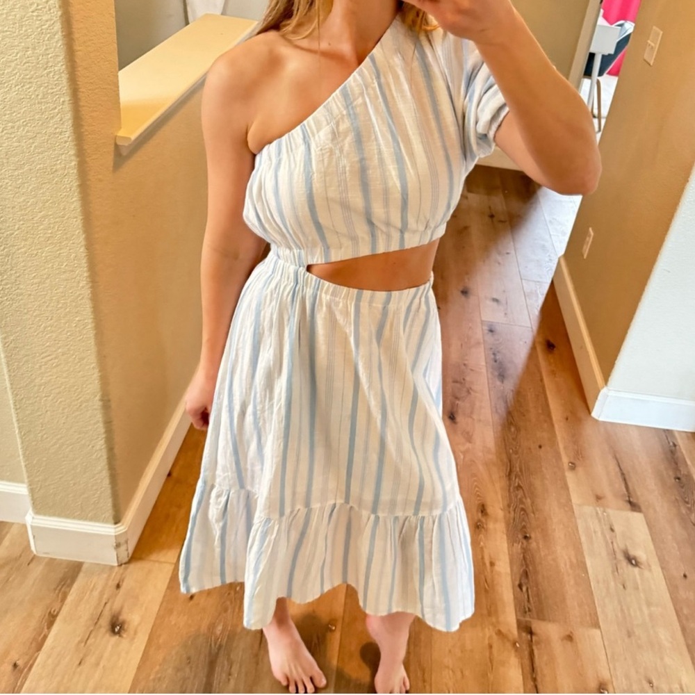 And now this off the shoulder dress - Picture 4 of 12